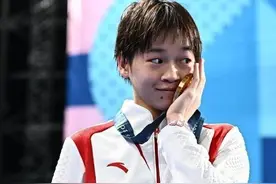 泪目!全红婵哥哥自费去巴黎看妹妹夺冠落泪,小红安慰哥哥不要哭!图片