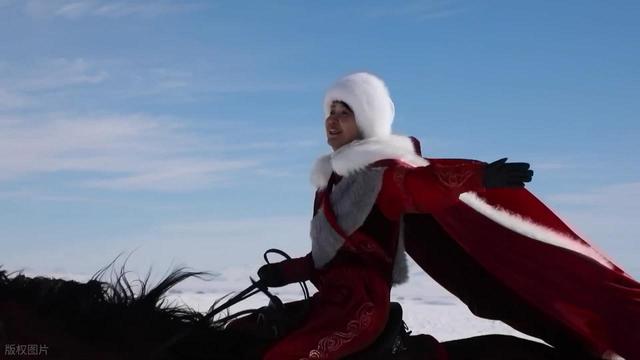 贺娇龙遗体运回老家，初中老师透露下葬地点，生前靠机器维持心跳