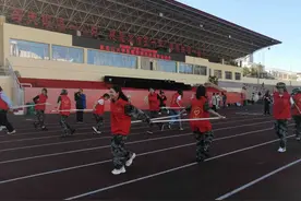 滚铁环、赛威呼、同心鼓……大学生民族趣味运动会举办图片