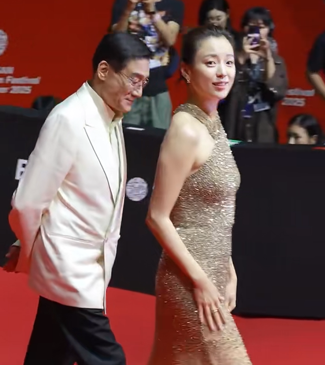 韩国釜山电影节：一群外国明星，被一位67岁的中国影帝抢了风头！
