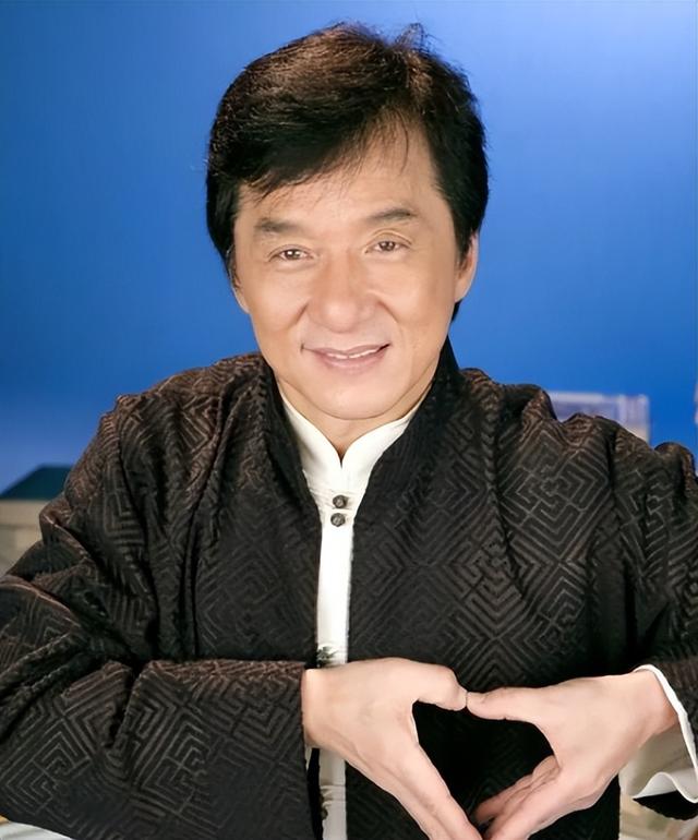 官媒对成龙的称呼变了，三字之差释放强烈信号，王晶的话有人信了