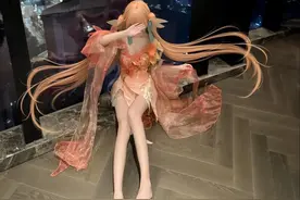 永劫无间胡桃cos，窗边的小姐姐，不知道的还以为是大号手办。图片