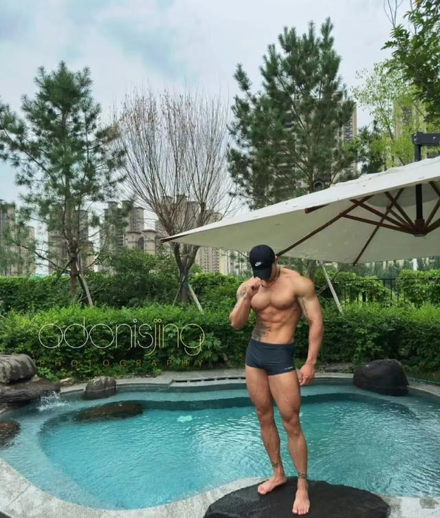 身高187的健身肌肉男网红，野外写真秀身材颜值，简直绝绝子