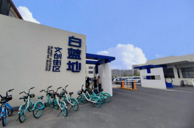 白蓝地文创街区，散落着一种开放、自由的氛围，吸引很多人来打卡