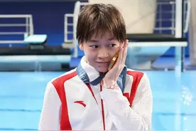 全红婵五兄妹同框合影，家庭基因太强大了，跟弟弟简直是复制粘贴图片