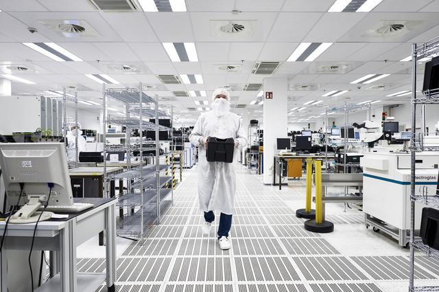 大结局要来？特朗普弃卒保帅，荷兰或将体面认输，接受中方条件