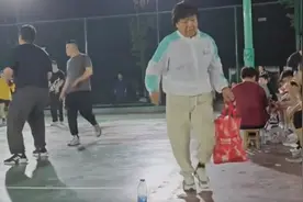 上海篮球场卖水阿姨走红，我才知道百度璩静到底错在哪儿图片