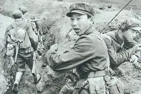 战士误闯越军指挥部，被包围后装死诱敌，没承想一条军犬冲了进来图片