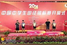 破纪录！乌鲁木齐市第70中学学生获得全国初中100米决赛冠军图片