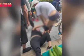 炸裂！沈阳大姐拽下大爷裤衩，高喊耍流氓！老人被扒光衣服逃离图片