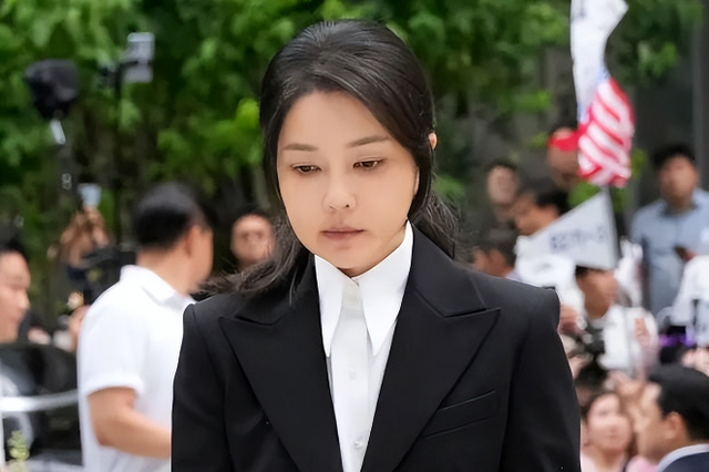 一周拒捕两次，10个壮汉都制不住，韩国前总统尹锡悦彻底丢掉了自己的体面，现场究竟有多夸张？