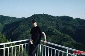 “短剧一哥”柯淳被拍到在片场随地扔烟头，本人致歉：有不对的地方就要说对不起图片