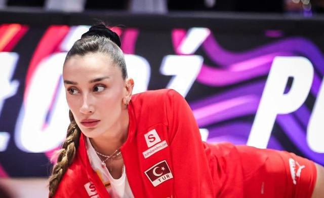 最新世界排名：世界冠军2-3日本，积分被中国女排拉大！附4强赛程