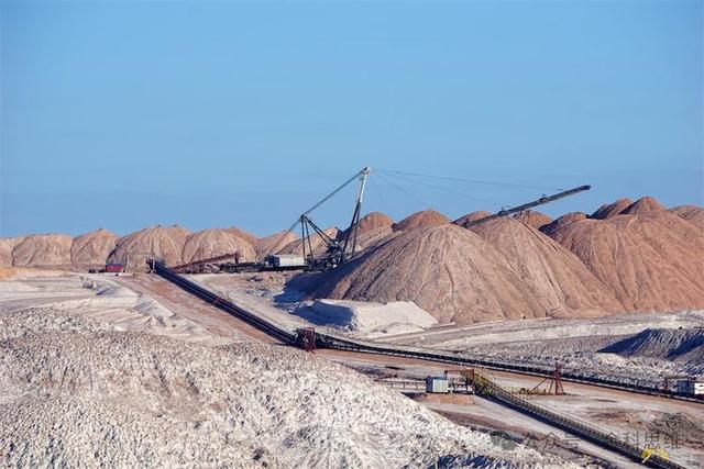 对华合约全部撕毁！中国又一伙伴背后捅刀子，骗走了20亿倒向美国