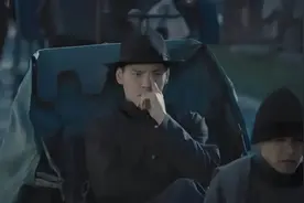 向佐火爆全网的这个手势，劝你别学图片