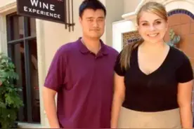 这不是P图，2米26姚明体型就这么夸张！奥尼尔在身边显娇小图片