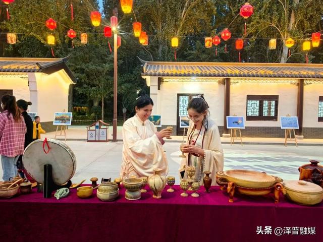 汉裳邀月庆双节 雅集情满桐心巷