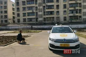 无腿的驾校教练火了！12年他教会近千人开车图片