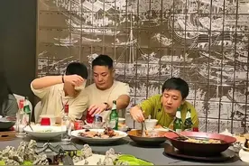 张雪峰公司聚餐，员工推杯换盏，老板努力干饭图片