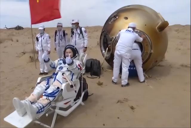 中美航天对比：中国航天员出舱被抬着走，美国的却能站着打招呼？