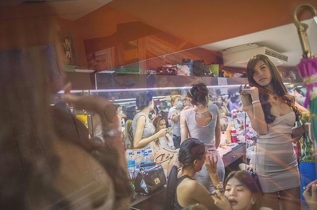 泰国发达旅游业的灰色产业链，深受白人“乞丐”欢迎