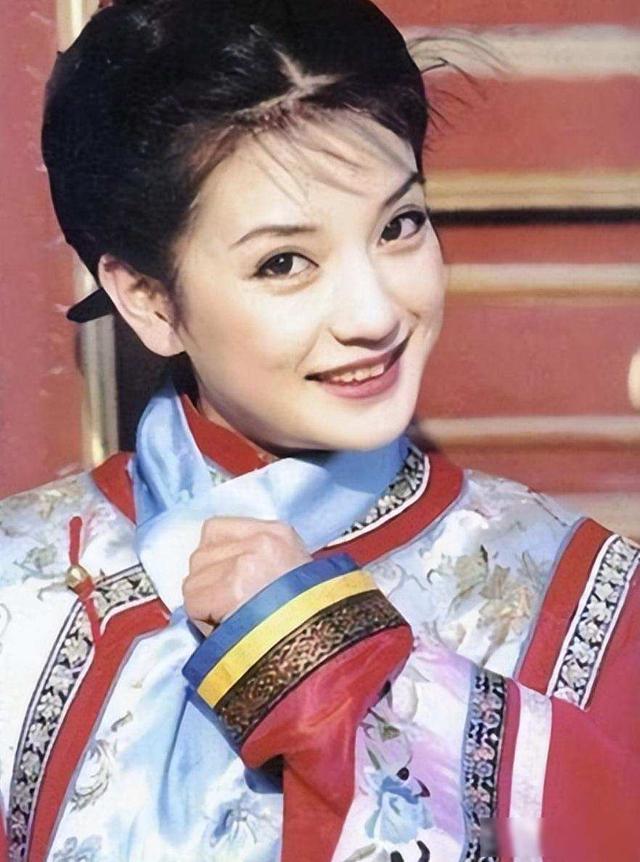 49岁赵薇广东饭局近照疯传！瘦脱相显凶相，当年小燕子彻底凉透了