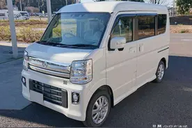 面包车也能露营？日产NV100房车，经济小排量，座椅可拼双人床图片