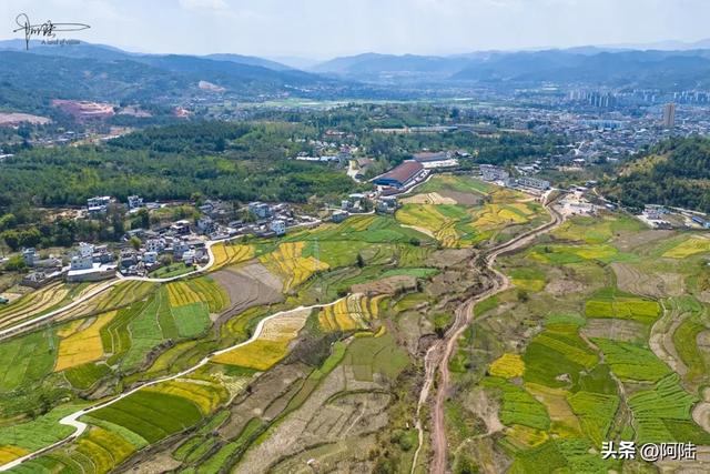 俯瞰大理郊外的乡村田园，胜似江南还多几分野性，美得让人心醉
