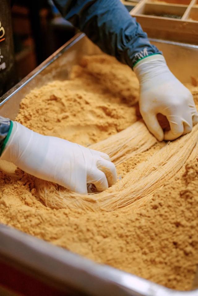 红河“古镇”里超隐蔽的小吃街，10多年小吃扎堆 还能看到江南风光