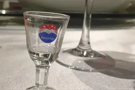 茅台自带的2个小酒杯，有什么讲究？内行人：可不只是用来喝酒的图片