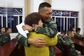 赌气儿子瞒着父母参军入伍，4年后见到母亲哭成泪人！感动瞬间图片