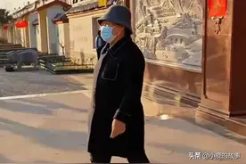 刘强东爸爸去打牌，牙齿稀松长出老人斑，还有两个保镖真威风图片