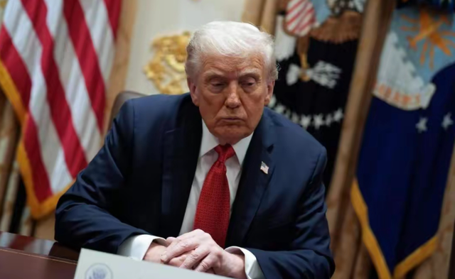 太炸裂了！特朗普是真急了，竟主动公布访华行程，并送上一份厚礼，中方的回应，只有9个字