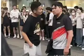 放弃两万月薪 小伙来女友城市送快递 街头偶遇女友出轨 评论区炸锅图片