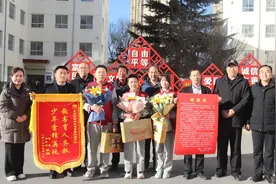 甘肃庆阳：七旬老人走失跌倒 阳光少年暖心救助图片