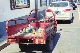 【文明亮剑】公共停车位内停着一辆三轮车，满是垃圾和杂物图片