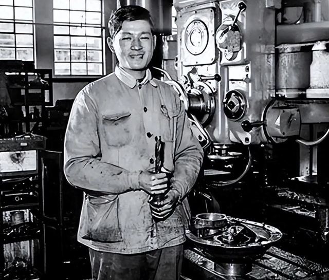 他曾担任3个直辖市市委书记	，40岁官至副国级，43岁粉碎重大阴谋