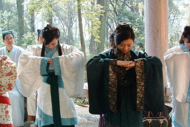 古代女子常说 “万福金安”，“万福” 这个行礼动作有啥讲究？