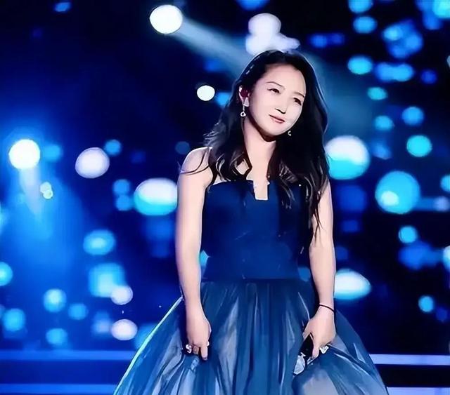 39岁何洁不忍直视，腋下勒出副乳肚子三层肉，要养4个娃操劳疲惫