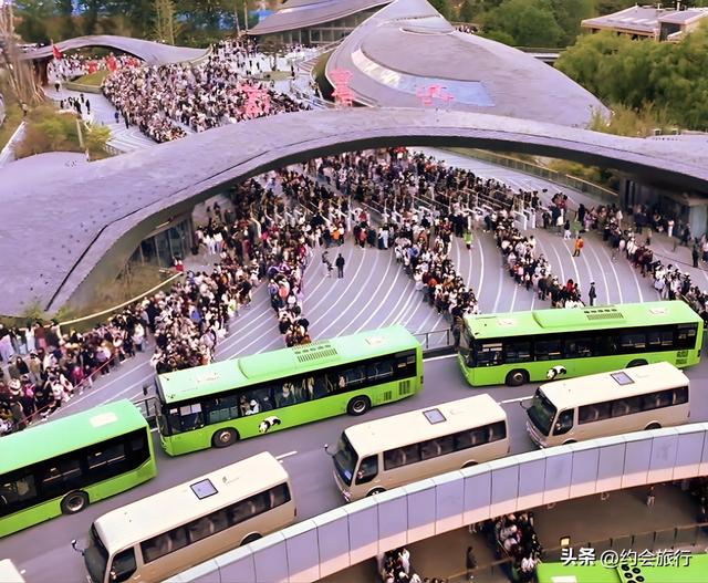 九寨沟的“反人类”操作火了！4万人塞进“沟”里，居然不堵车？