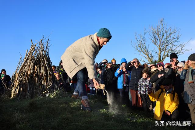 数千爱尔兰人泪别作家马根，他的骨灰将永远守护这片“神圣之地”