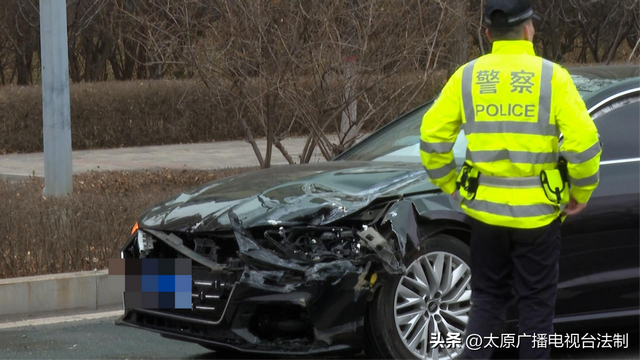 太原突发车祸 车辆被撞飞3个车道