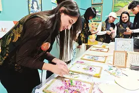 古法造纸、活字印刷、壁画临摹…外籍留学生被中华文化“圈粉”图片