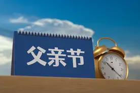 父爱无言，深沉如山！一则父亲节视频感动全网，无数网友泪目！图片