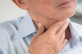 嗓子发痒久咳不愈竟是胃在“捣鬼”，咽喉长期干痒疼痛咳嗽查查胃图片