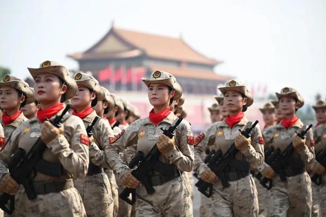 “93阅兵”女民兵王米佳：出身空姐，婆婆和母亲替她负重前行