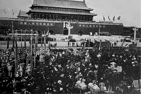 天安门广场升起新中国第一面五星红旗图片