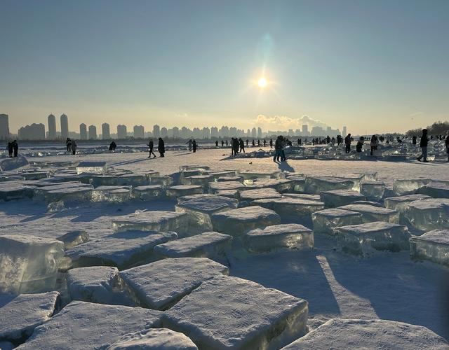 哈尔滨 4 月限定快乐：松花江跑冰排 + 早市烟火，错过等一年