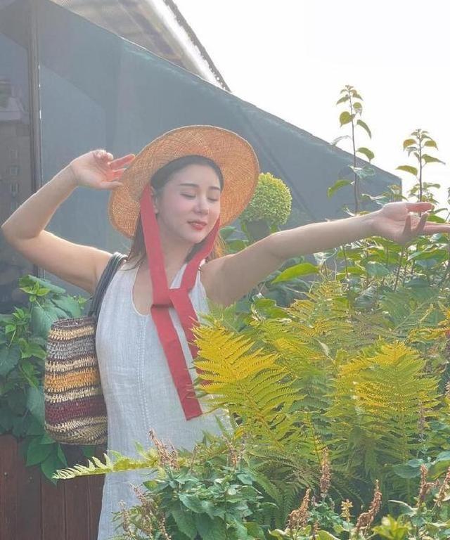 四十岁的李小萌身材火辣，印花裙遮不住曲线，难怪直男为之倾倒