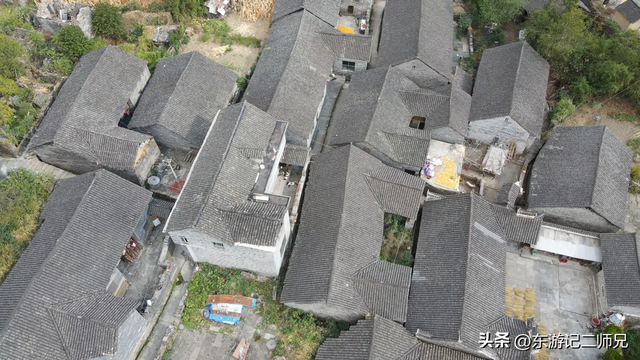 探索湘西古苗寨，位于悬崖之上，是乾嘉苗民起义的一个主战场